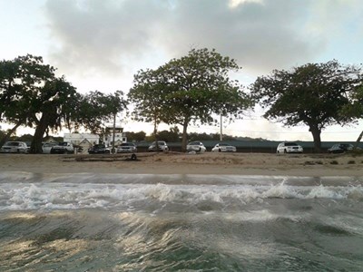 الرمال على شاطئ غيتس يتم استيرادها من الكاريبي .