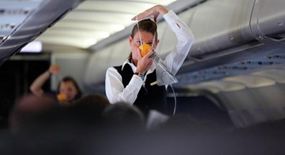 10- الحقيقة حول أقنعة الأكسجين، حيث يكون لديك 15 دقيقة فقط من الأكسجين من وقت سحب القناع وهو وقت أطول من المطلوب للطيار لينخفض إلى ارتفاع أدنى حيث يمكنك التنفس بشكل طبيعي، أما على الارتفاعات العالية، فلديك 15-20 ثانية فقط قبل أن تفقد الوعي.