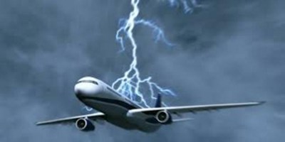 9- البرق لا يضر بالطائرة، حيث إن البرق عندما يضرب الطائرة، يصيبها عادة بأضرارٍ بسيطة أو معدومة.