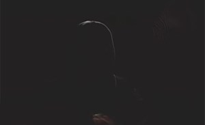 بالفيديو مواطن متحول من ذكر لأنثى يسأل مذيع قناة الشاهد سؤالاً محرجاً على الهواء ويؤكد اصلي واصوم