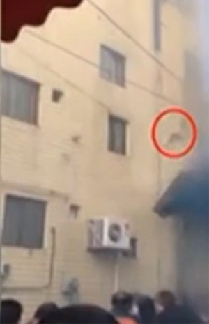 بالفيديو أم تلقي أطفالها من الطابق الرابع لإنقاذهم من الموت!