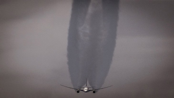 صورة لطائرة boeing 777 اثناء طيرانها