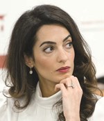 «من الواضح أنها لا تفارقه»