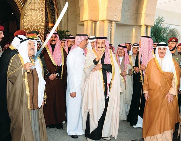  صاحب السمو الأمير الشيخ صباح الأحمد وخادم الحرمين الشريفين الملك سلمان بن عبدالعزيز يؤديان العرضة خلال مراسم الاستقبال في قصر بيان