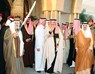  صاحب السمو الأمير الشيخ صباح الأحمد وخادم الحرمين الشريفين الملك سلمان بن عبدالعزيز يؤديان العرضة خلال مراسم الاستقبال في قصر بيان