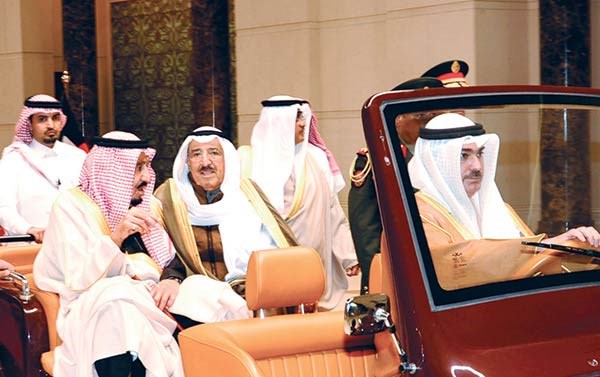  صاحب السمو الأمير وخادم الحرمين لدى مغادرتهما المطار