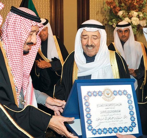  صاحب السمو الأمير الشيخ صباح الأحمد يقلد خادم الحرمين الشريفين قلادة مبارك الكبير ووسام الكويت