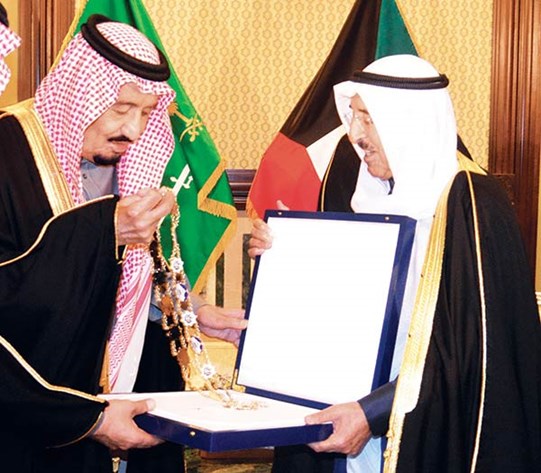  الأمير يقلّد الملك سلمان قلادة مبارك الكبير ووسام الكويت