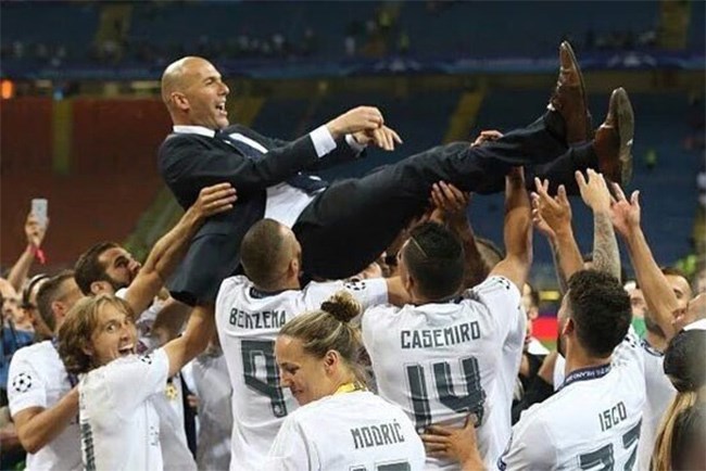  لاعبو ريال مدريد يحتفلون مع المدرب زيدان