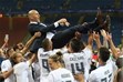  لاعبو ريال مدريد يحتفلون مع المدرب زيدان