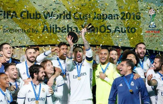  راموس قائد الريال يحتفل مع اللاعبين بكأس الأندية