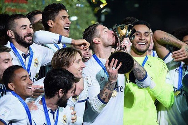  فرحة نجوم ريال مدريد بكأس مونديال الأندية