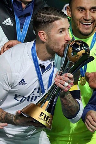  راموس يُقبل كأس مونديال الأندية