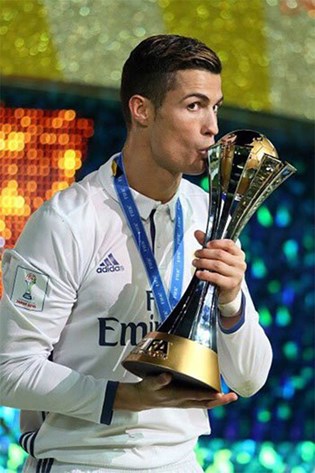  رونالدو مع جائزة أفضل لاعب فى المونديال