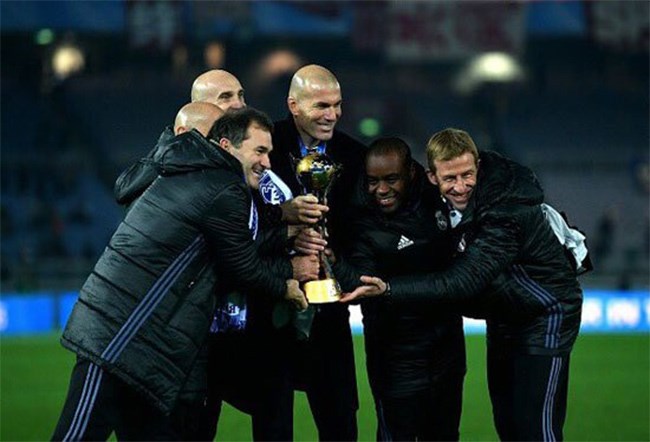  زيدان وطاقم تدريب ريال مدريد مع كأس مونديال الأندية