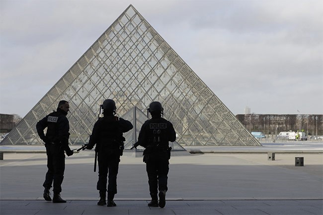  الشرطة الفرنسية فى محيط الحادث