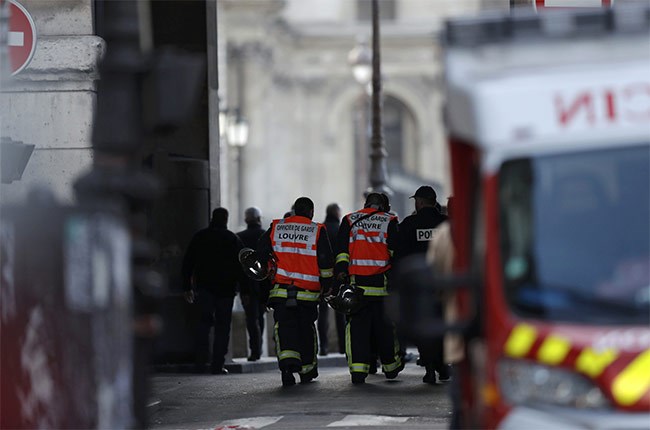  قوا ت الدفاع المدنى فى محيط الحادث