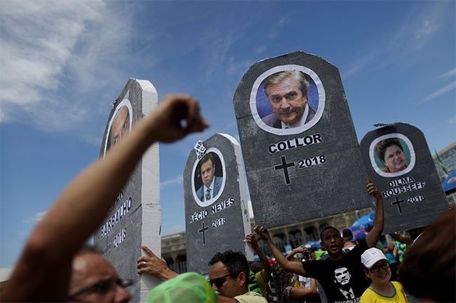  برازيليون يرفعون صور شخصيات سياسية