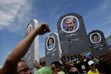  برازيليون يرفعون صور شخصيات سياسية