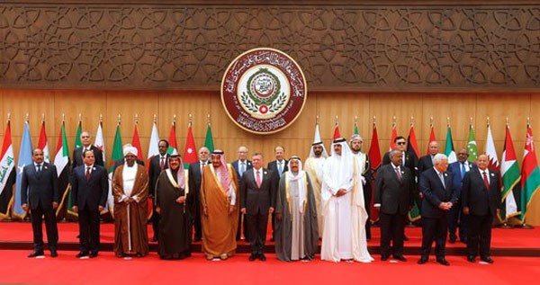 صاحب السمو الأمير الشيخ صباح الأحمد في صورة جماعية مع القادة العرب المشاركين في أعمال القمة العربية ال28 المنعقدة في الأردن