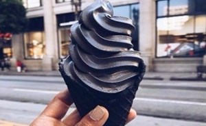 بالصورة .. آيس كريم أسود اللون لأول مرة في الأسواق 2 آيس كريم أسود اللون لأول مرة في الأسواق