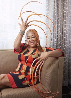 بالصور.. أمريكية تتوج بلقب صاحبة أطول أظافر في العالم