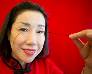 سيدة تدخل "غينيس" لعام 2018 بأطول رموش في العالم