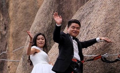 بالصور .. هل هذا أخطر حفل زفاف في العالم؟ 2 بالصور.. هل هذا أخطر حفل زفاف في العالم؟