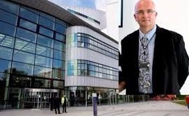 بالصورة .. جرّاح يحفر اسمه على كبد المرضى أثناء العمليات الجراحية 2 جرّاح يحفر اسمه على كبد المرضى أثناء العمليات الجراحية