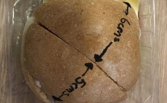 أستراليا: زبون يعيد ساندوتشاً للمطعم لأن أحد شطريه أصغر من الآخر بسنتيمتر