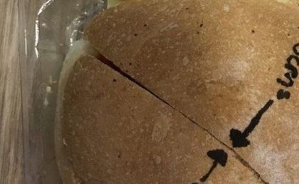 بالصورة .. زبون يعيد ساندوتشاً للمطعم لأن أحد شطريه أصغر من الآخر بسنتيمتر 2 أستراليا: زبون يعيد ساندوتشاً للمطعم لأن أحد شطريه أصغر من الآخر بسنتيمتر