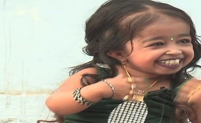 بالصورة .. أقصر إمرأة بالعالم .. لهذا السبب يتجمع المارة حولها ! 2 بالفيديو.. أقصر إمرأة بالعالم.. لهذا السبب يتجمع المارة حولها !