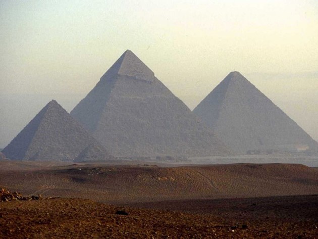  أهرامات الجيزة في القاهرة والتي تعد أقدم عمل بشري في العالم حيث يقدر علماء المصريات بأنه بنيت منذ 2560 سنة