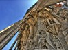  بناء غريب بدأ تشييده في عام 1882 في عهد عائلة لا ساجرادا في برشلونة في اسبانيا في حين أن الكاتدرائية وللغرابة لازالت قيد الإنشاء