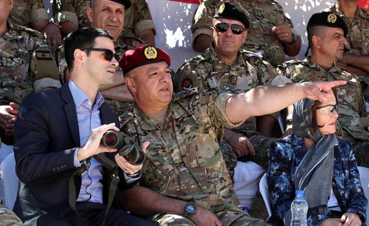 قائد الجيش العماد جوزف عون ومساعد وزير الدفاع الأميركي روبيرت كارم يحضران مناورة لفوج المغاوير(محمود الطويل)﻿