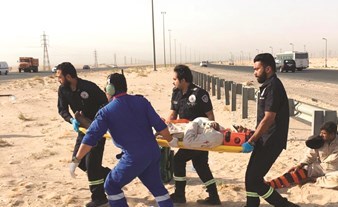 احد المصابين خلال نقله إلى طائرة الاسعاف