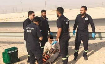 ومصاب آخر في طريقه إلى سيارة الاسعاف