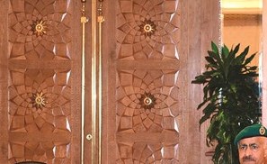 الفريق الركن محمد الخضر مترئسا الاجتماع (أحمد علي)