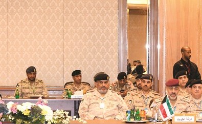 الفريق الركن الشيخ عبدالله النواف ووفد الكويت بالاجتماع