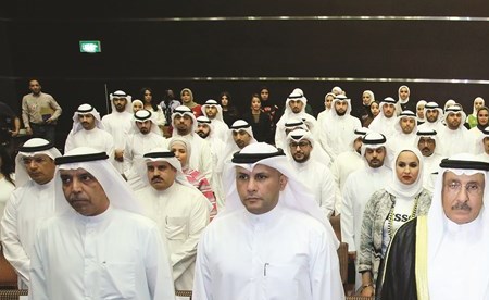 م. احمد الجسار وبدر الحمد وحنان العمر في مقدمة الحضور (زين علام)