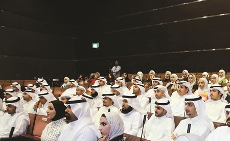 عدد من أعضاء دفعة خريجي البرنامج التدريبي