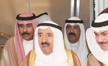 صاحب السمو الامير الشيخ صباح الاحمد لدى عودته الى البلاد وفي استقباله سمو ولي العهد الشيخ نواف الأحمد