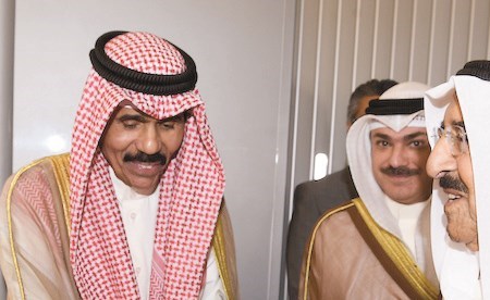 صاحب السمو الامير مصافحا سمو ولي العهد