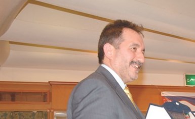 ابراهيم الشطي يصافح أمين عام حركة التوافق الاسلامية زهير المحميد