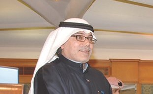 ابراهيم الشطي يصافح وزير التجارة والصناعة والسابق صلاح خورشيد