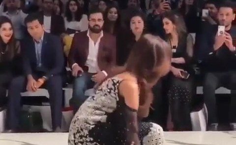 بالفيديو.. تعثّر وسقوط عارضة أزياء حامل في أسبوع الموضة الباريسي..