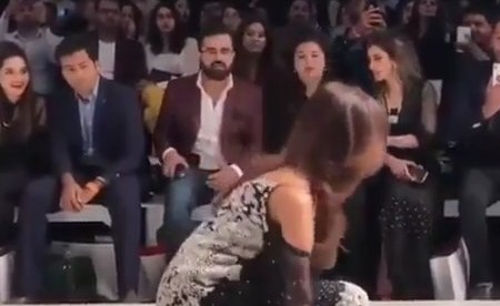 بالفيديو.. تعثّر وسقوط عارضة أزياء حامل في أسبوع الموضة الباريسي..