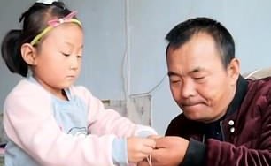 بالفيديو.. طفلة في السادسة تهتم لوحدها برعاية والدها المشلول