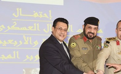 اللواء الركن محمد الخضر مشاركا السفير طارق القوني والعقيد أ.ح.يحيى الصمدي والمقدم محمد شهاب الدين خلال قطع كعكة الاحتفال