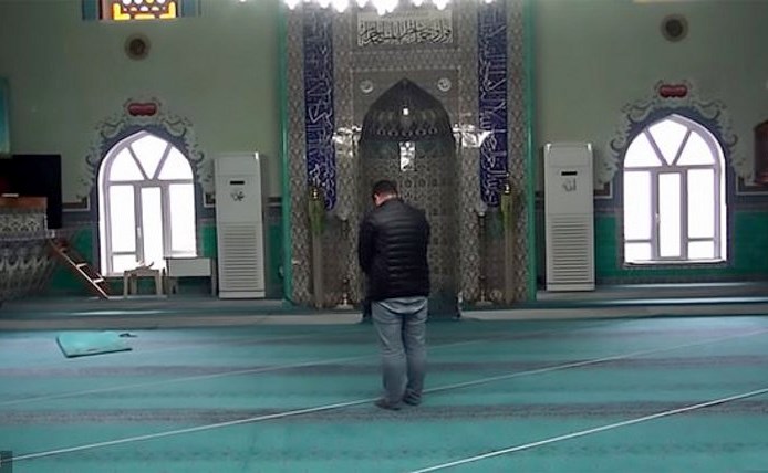 بالصور..كيف اكتشف إمام مسجد أتراكاً ظلوا يصلون عكس القِبلة لـ 37 عاما؟!